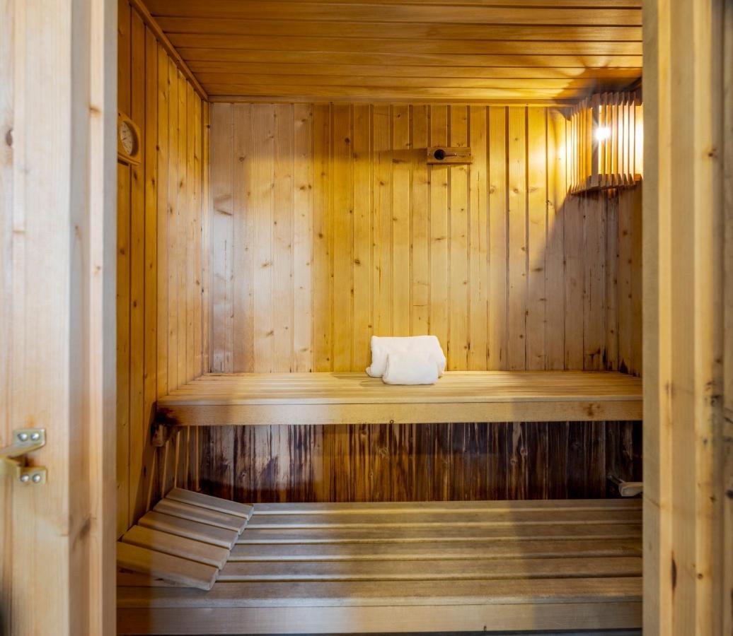 Hotel Ilunion Merida Palace Exterior photo A Finnish sauna